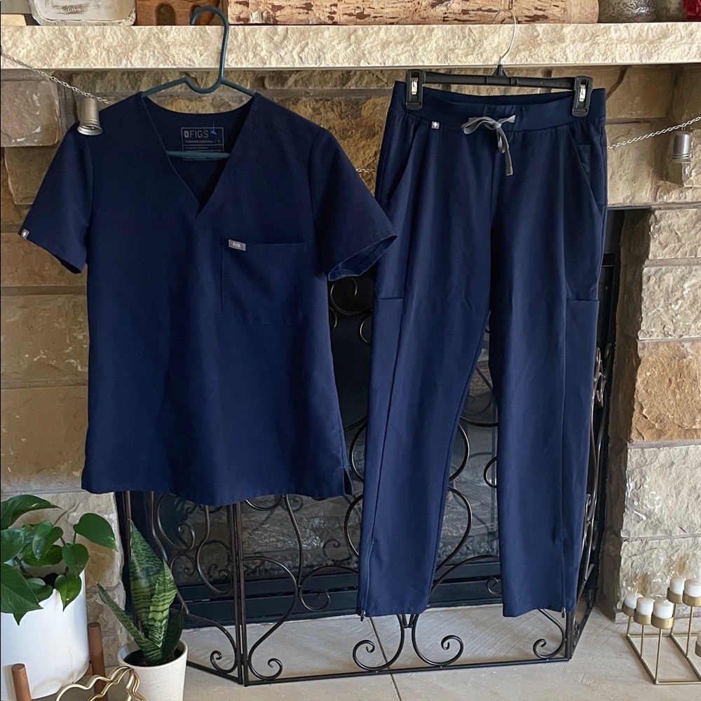 Figs Technical Collection Navy Scrub top and zip pants Small